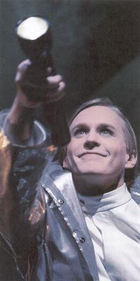 Dorian med ficklampa